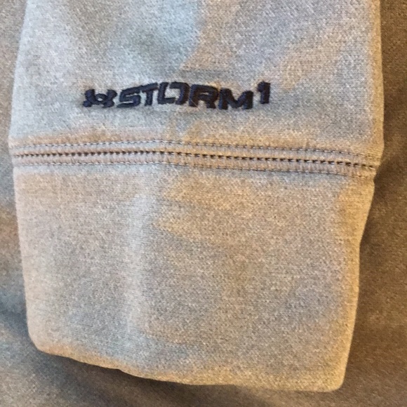 Under Armour ladies size SM/P grey long sleeved hooded pullover - Picture 3 of 4